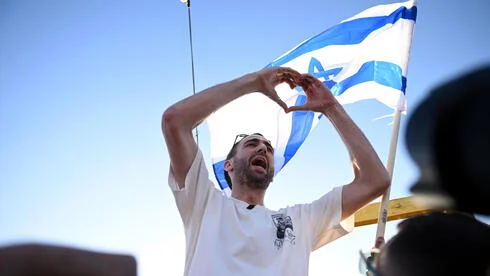 דלת התקווה: המסע הביתה של אבינתן וכוחה של קהילה שלא ויתרה