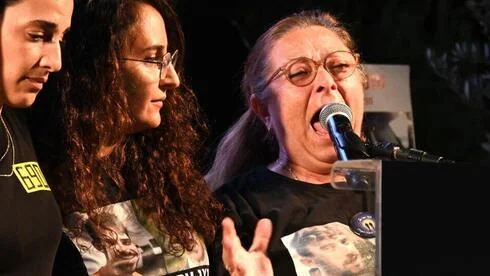 הזעקה של אמא: הקול שמנסה להחזיר את הבנים הביתה